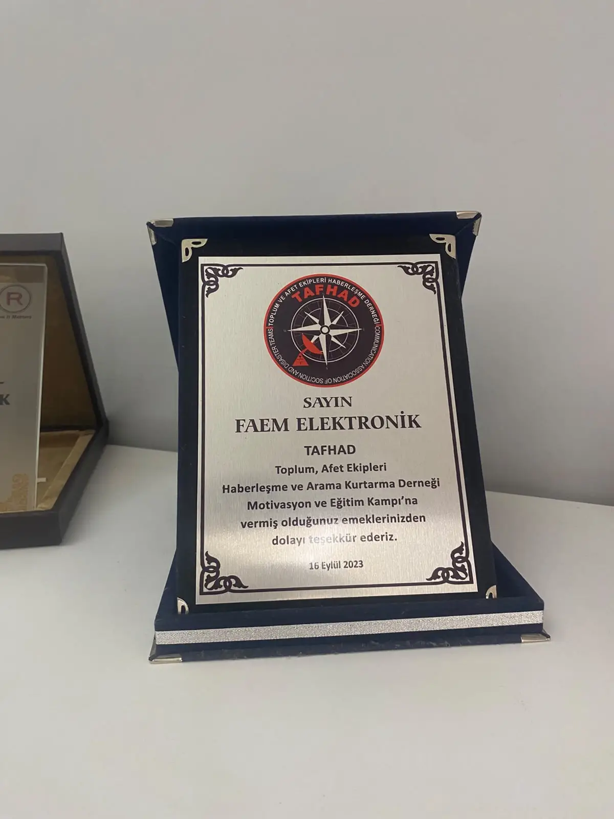 TAFHAD tarafından FAEM Elektronik adına verilen teşekkür plaketi
